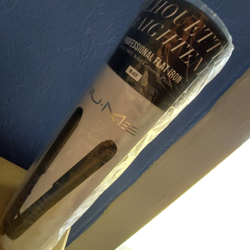 Nume Silhouette Straightener (never been opened)
